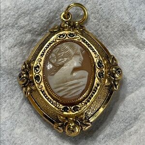Vintage Elegant Goldtone Cameo/locket Pendant